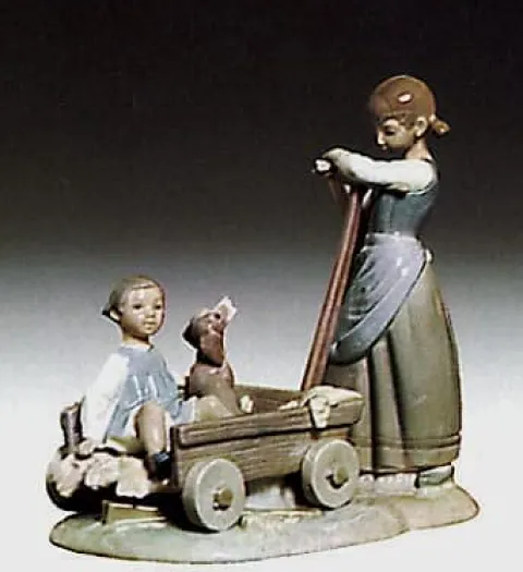LLADRÓ Girl with Wheelbarrow Matte Finish