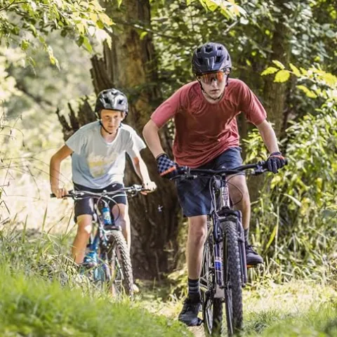 Mongoose Flatrock Womens Hardtail Mountain Bike 26-Inch Wheels 21 Speed Twist Shifters 16-Inch Lightweight Aluminum Frame Purple