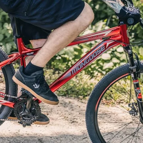 Mongoose Flatrock Womens Hardtail Mountain Bike 26-Inch Wheels 21 Speed Twist Shifters 16-Inch Lightweight Aluminum Frame Purple