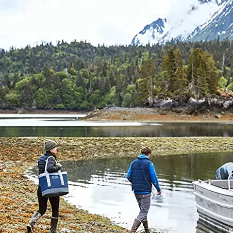 YETI Camino 35 Carryall Harvest Red